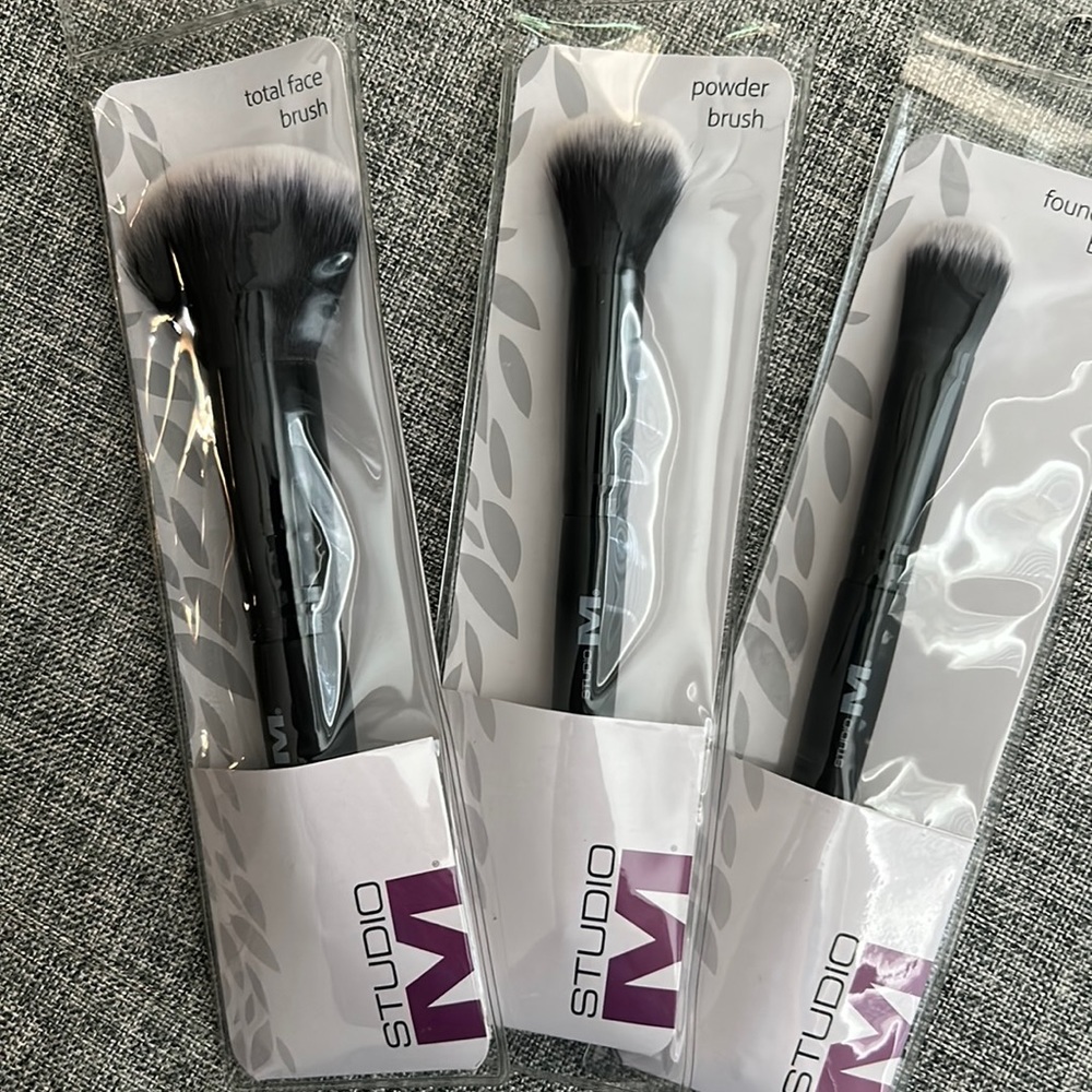 Studio M Set of Three Makeup Brushes. NWT